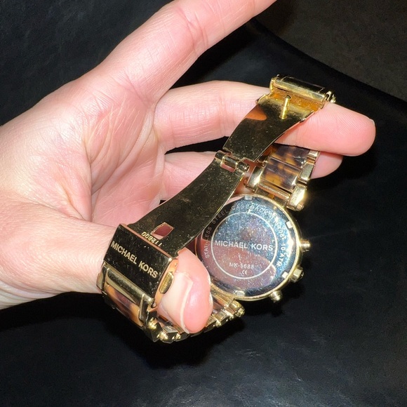 Tortoise and gold trim, MK watch. - Picture 5 of 5